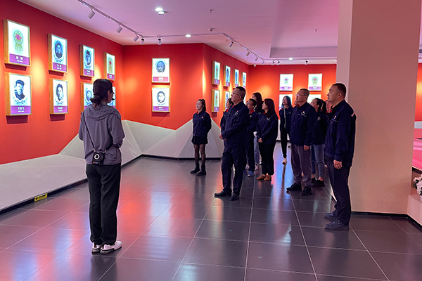 1706065034132968.jpg 1公司機(jī)關(guān)黨組織在大青山紅色文化公園開展主題黨日活動(dòng).jpg